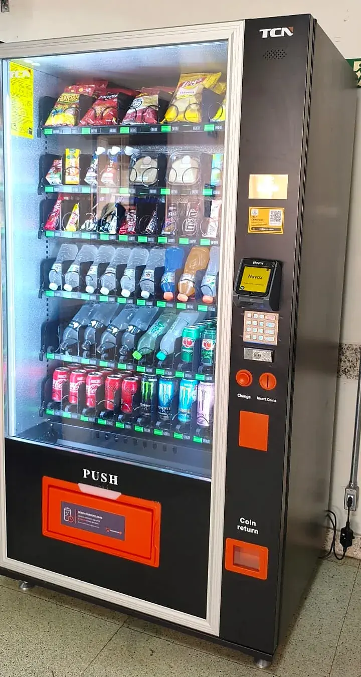Vending machine da ConvenientePL na unidade Maternidade, com salgadinhos, água, isotônicos e latas de refrigerante